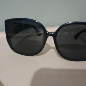 Classic Black Women's Sunglasses - Oversized Frame